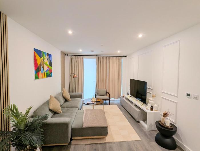 Modernistic 2 Bed - 2 Bath Flat near Central London