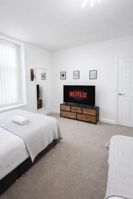 Bright 2BR Home Work-Friendly Sleeps 8 Parking