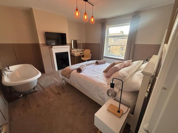 Historic Brontë Cottage Log Burner & Roll-Top Bath