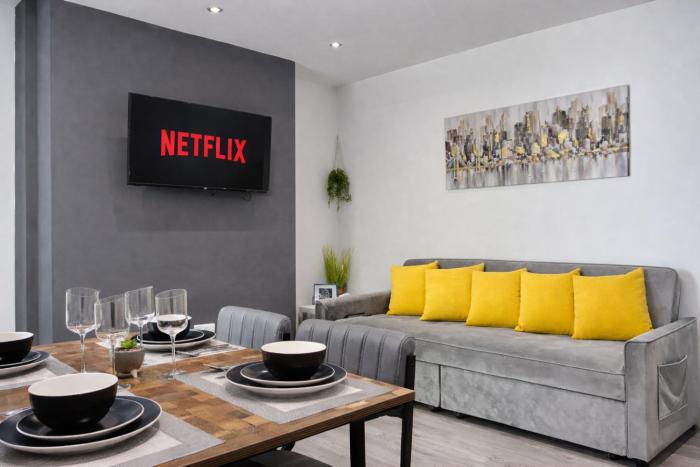 Emerald Living, 4 bedrooms, sleeps 6, free parking in the heart of Swansea!