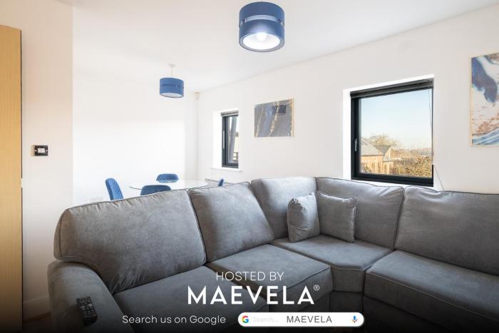 2 Bed Family Apt with BALCONY & PARKING - FREE NETFLIX - With 50 Inch Smart TV, FREE NETFLIX & WIFI - Birmingham City Centre, By 02 Academy, Cube & Mailbox
