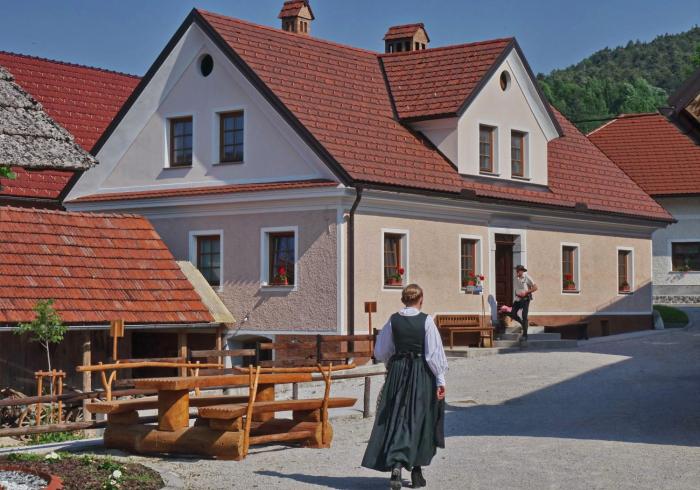 Notranjska hiša - traditional country house, close to the world attraction Cerknica lake