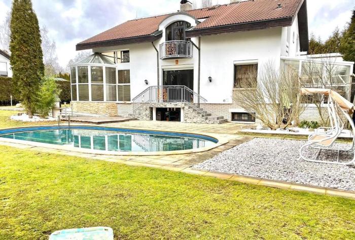 Villa with swimming pool near Prague
