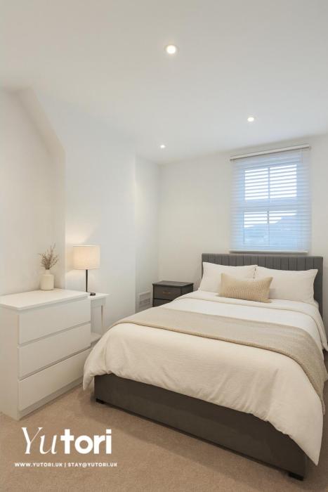 Modern, Central Windsor Retreat, Free Parking