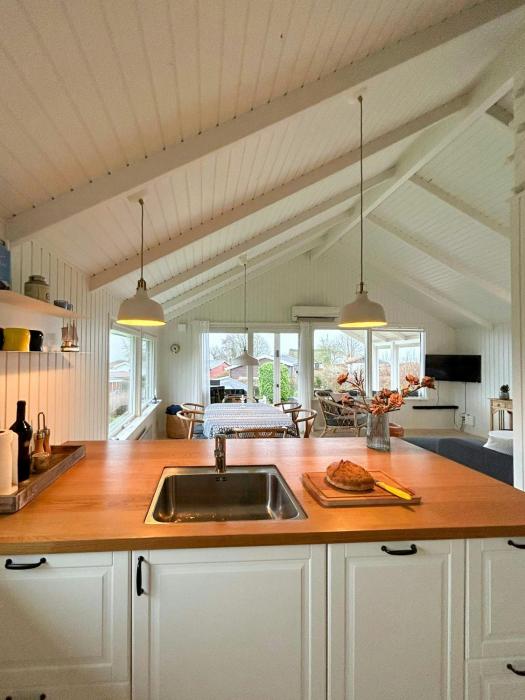 Charming Holiday Home With Sea View In Hejlsminde