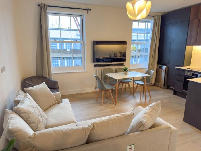 Stunning New 3-bedroom 3-bathroom Fully Furnished Duplex near Camden Town and Emirates Stadium