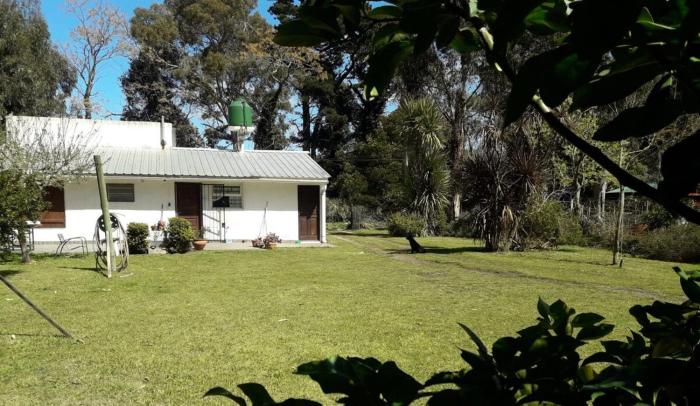 Casa con extenso parque en barrio Las Dalias