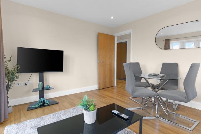 Heathrow Living Serviced Apt 01 by 360stays