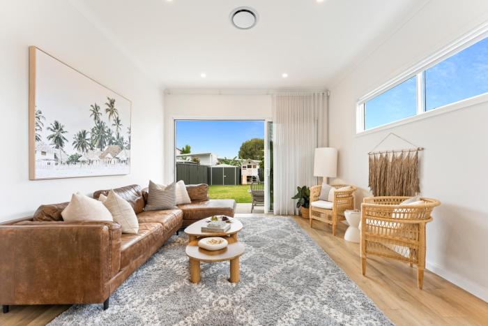 The White House near beach & shops