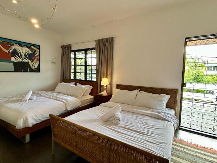 Cozy Super King Bed with Balcony SharedBungalow PJ
