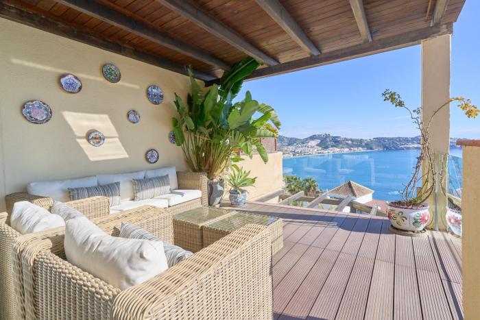 Beautiful House With Splendid Sea