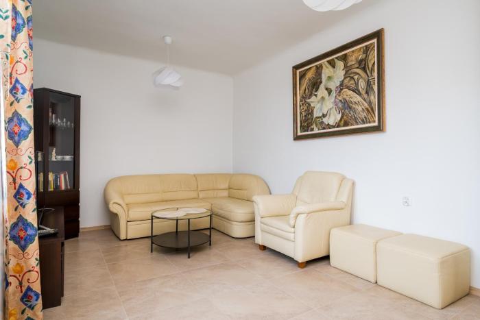 Kino Femina Homely Apartment by BookingHost