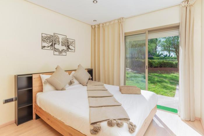 Stylish Flat, Pool, Garden & Fast Wi-Fi