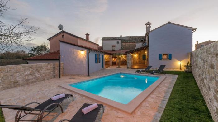 Beautiful Heritage Villa Croc with pool in Buje