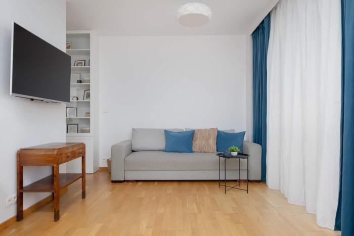 Modern Apartment with Parking & Balcony Near the Underground Station by Noclegi Renters