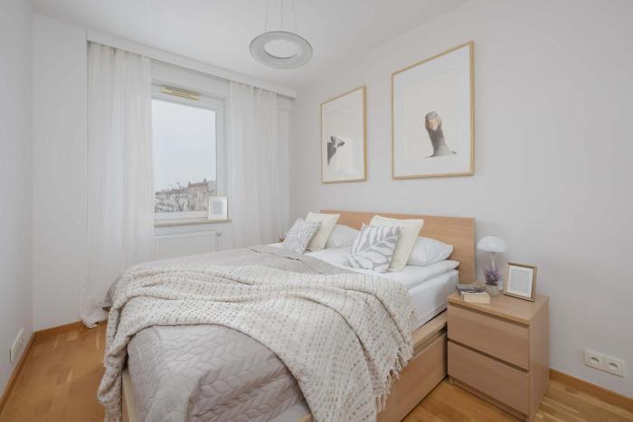 Modern Apartment with Parking & Balcony Near the Underground Station by Noclegi Renters