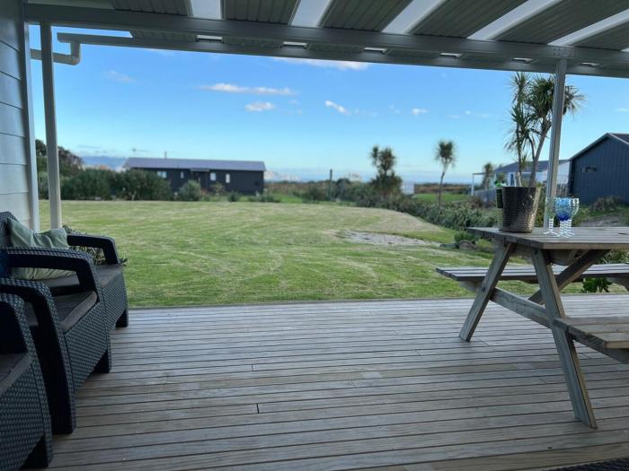 Large Bach - Mahia, Blue Bay sea views