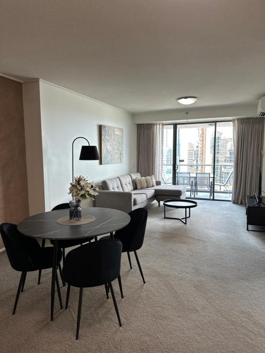 Modern Escape in the Heart of Brisbane City with an Amazing River View!