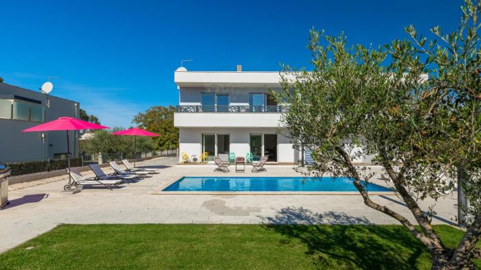 Modern villa Casa Storija with pool in Novigrad