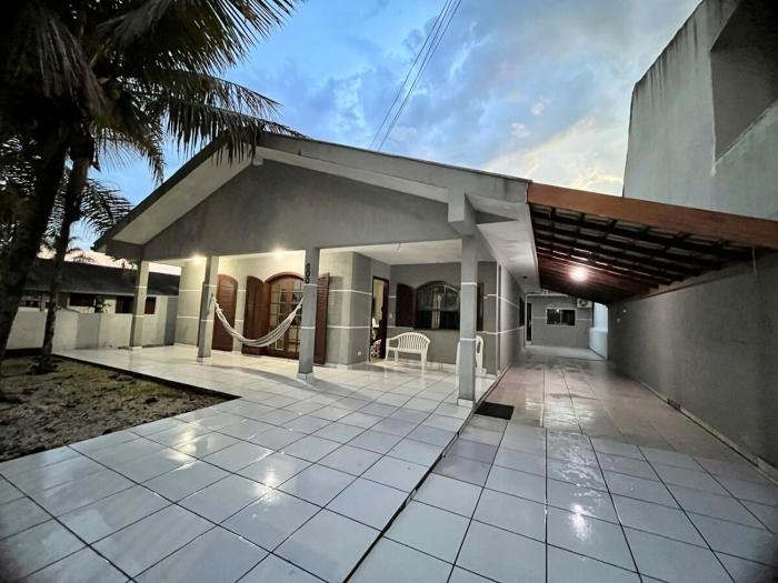Casa aconchegante para até 10 pessoas área central Guaratuba!
