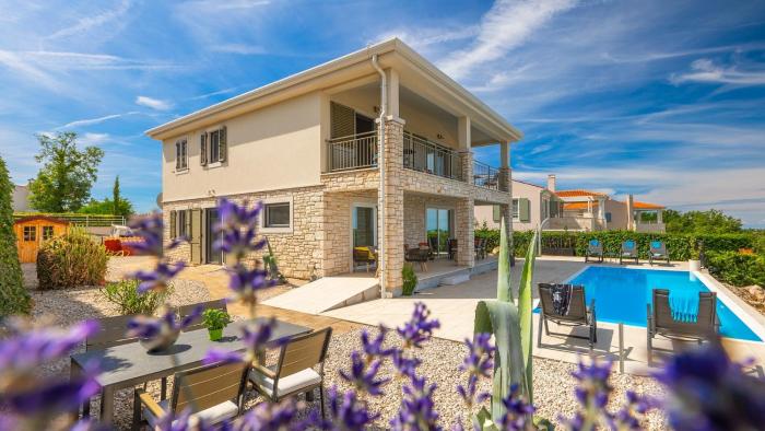 Beautiful Villa Casa Nova with pool in Brtonigla