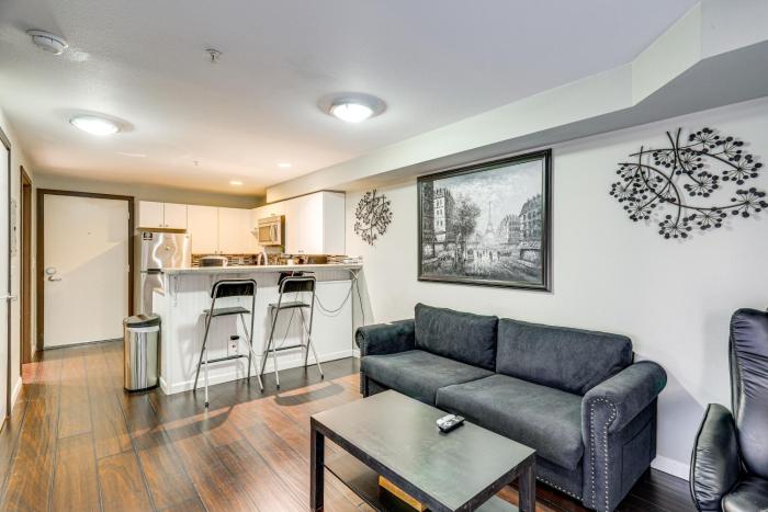 Walkable Belltown Hub! 3rd-Floor Montreux Condo