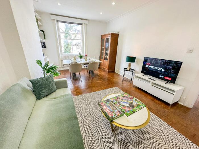Stylish 2-Bedroom Apartment in Maida Vale near Little Venice & Paddington