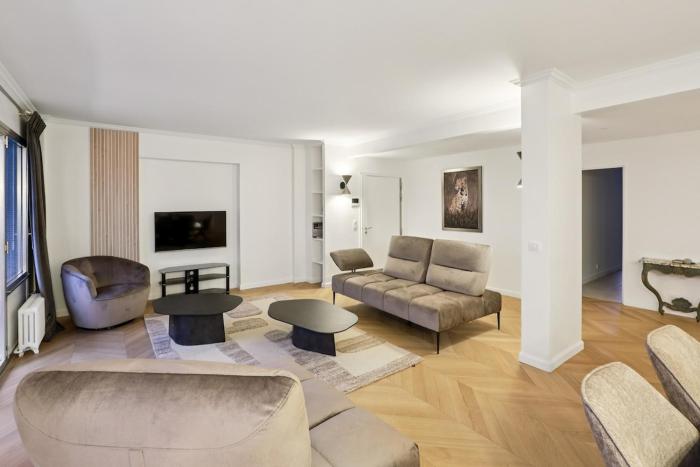 Eiffel Tower View - 3B - High-End Apartment