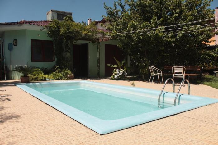 Casa de Hóspedes em Jurerê Internacional com Piscina e Jardim Compartilhados aprox 8 min da Praia