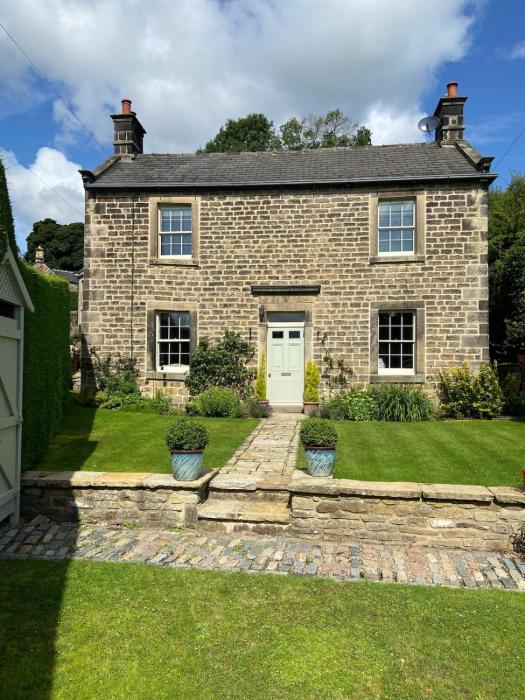 Garden annexe in Hathersage centre with parking