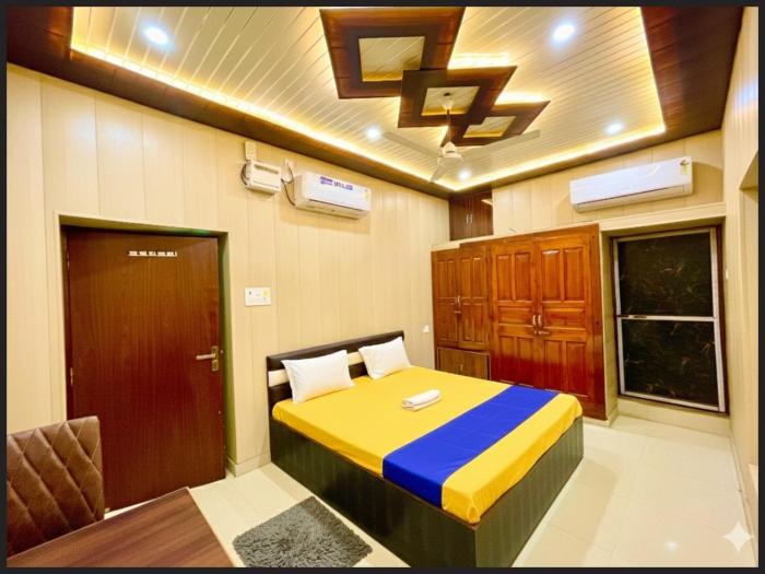 Hotel Premium Dev Vill Inn Near Baba Vishwanath Temple - Fully Air Conditioning Room - Free Wi-Fi # Room Service - BEST PURMIUM HOTEL IN VARANASI
