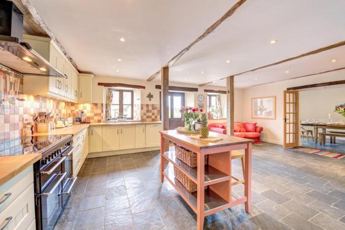 5 Bed in Middle Marwood oc-stepps