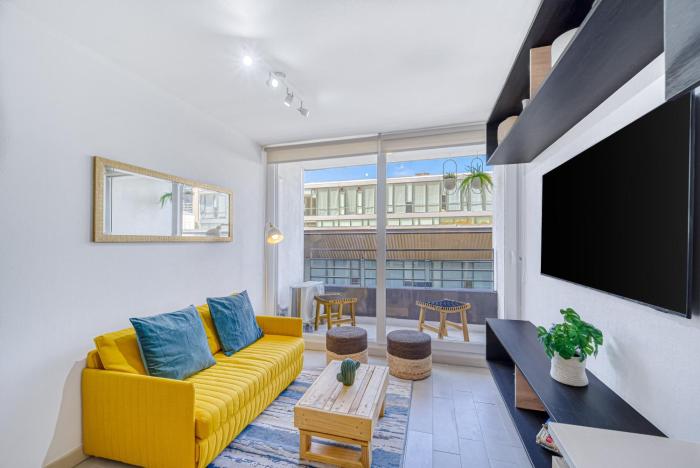 Almagro Spot AC pasos de La Moneda y el Metro