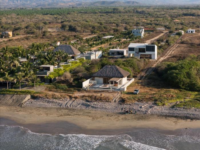 Casa Kona, Luxury Beachfront Villa with Lap Pool & Palapa