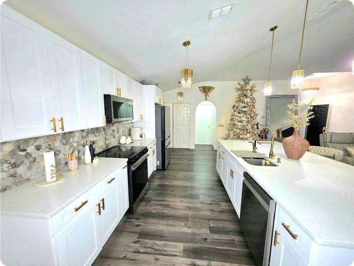 Top-of-the-line decoration! Next to Tampa outlets,