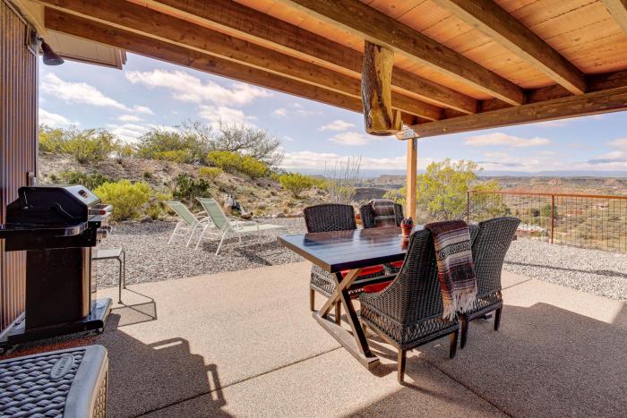Surrounding Mtn and Valley Views! Cornville Getaway