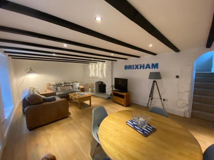 Fishermans cottage in the harbour with parking and rooftop