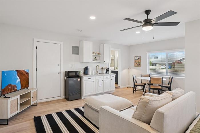 Chic Studio - King Bed and Sleeper