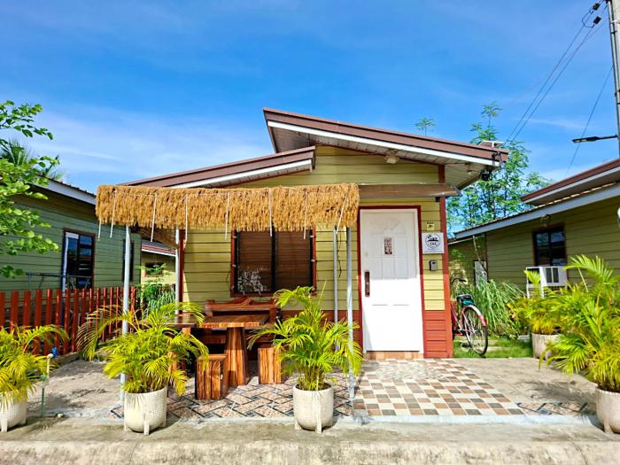 Olango Island - S&E-1 Tiny Guest House Fully Furnished with Hot Shower, Washer, Wi-Fi, Netflix & King-size Bed