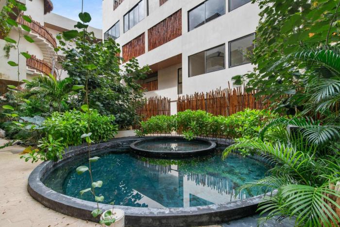 Penthouse with Rooftop Plunge Pool - Distant Ocean