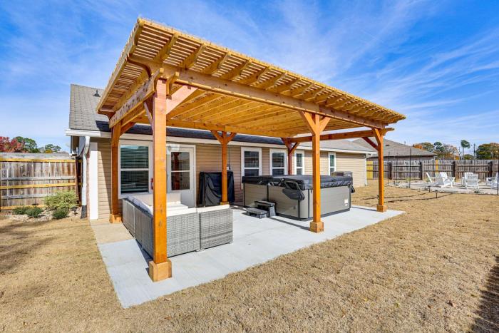 Hot Tub and Fire Pit Home Near Downtown Texarkana