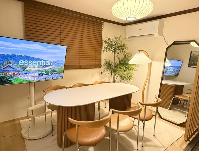 Hongdae or Itaewon 20minutes Maximum 6 people