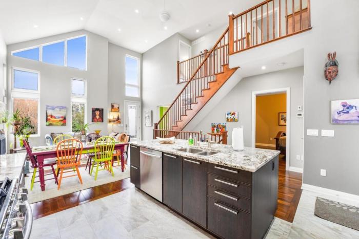 Beautiful 3BR Old Town Home Steps to Queen St