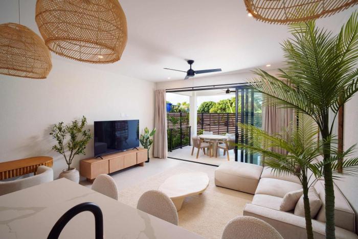 Elegant LUX 2BR 3mins to Beach Pool & Deck