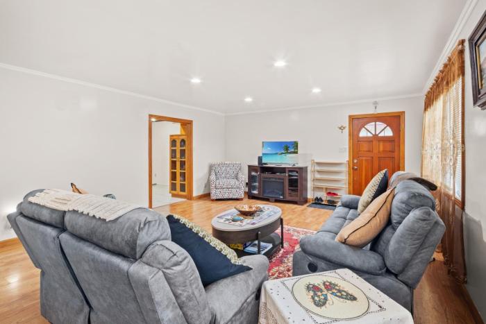 Fireplace Evenings • Smart TV • Sleeps 7