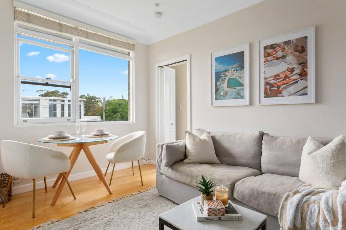 The Little Lawrence - Sunny Village Nook by the Sea