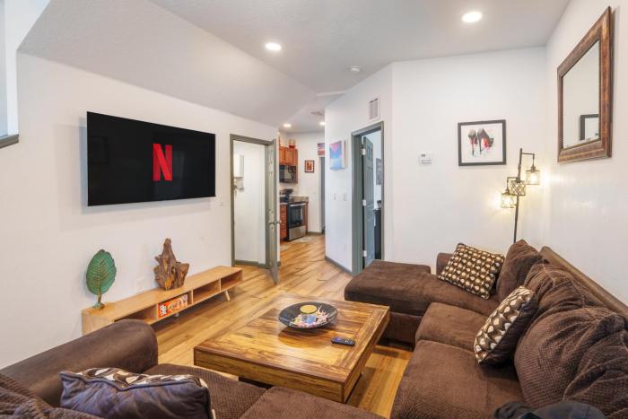 Stylish & Quiet 3BD Sleeps 8 Near Stadium & Downtown