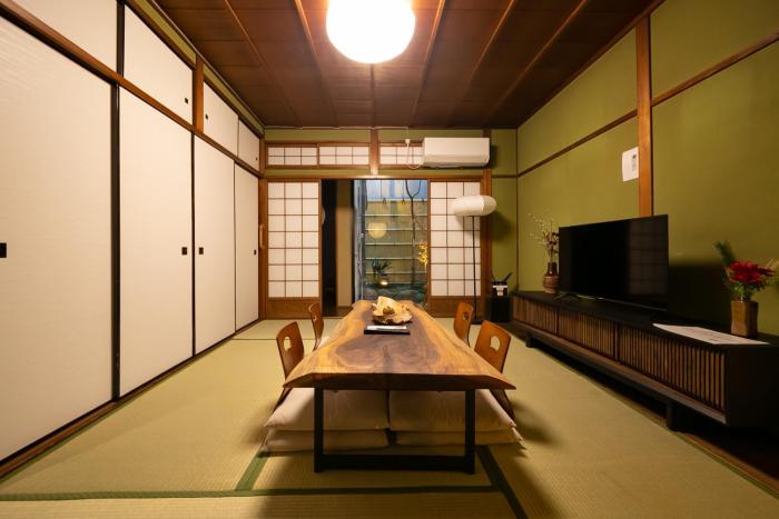 100平米で最大10名宿泊可能- Shinsaibashiまで徒歩5分の立地で美しい日本家屋です-BBQも楽しめます