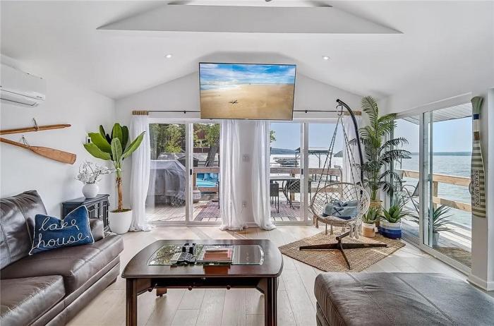 Cayuga Lake Holiday House - Waterfront & Sunset Views