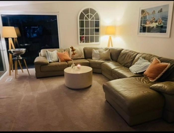 500m to Main Beach ,Large Deck, Relaxing Home